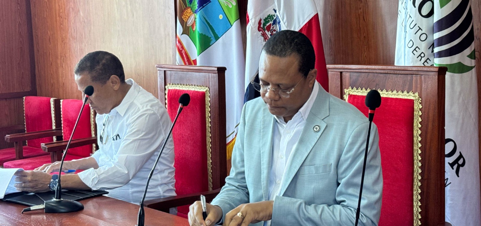 El director de Pro Consumidor, Eddy Alcántara, y el alcalde de este municipio, José Eugenio Montilla, en el momento que firman el convenio.