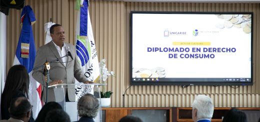 El director ejecutivo de Pro Consumidor, Eddy Alcántara, habla en la clausura del diplomado sobre derecho de consumo