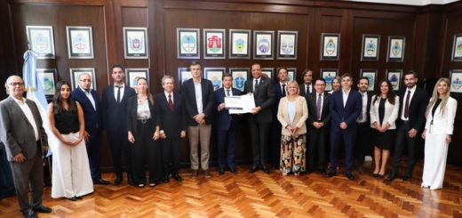 Buenos Aires. - Momento en que el director ejecutivo de Pro Consumidor, Eddy Alcántara, recibe el reconocimiento en la sede del Ministerio de Economía de Argentina.