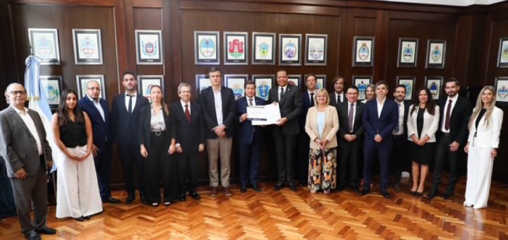 Buenos Aires. - Momento en que el director ejecutivo de Pro Consumidor, Eddy Alcántara, recibe el reconocimiento en la sede del Ministerio de Economía de Argentina.