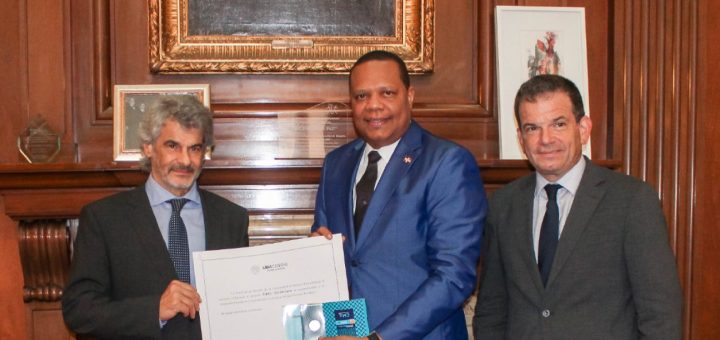 Buenos Aires, Argentina. - El director ejecutivo de Pro Consumidor, Eddy Alcántara (centro) recibe el certificado de reconocimiento de la UBA de parte del decano de la Facultad de Derecho, Leandro Vergara (izquierda). Le acompaña el catedrático de esa alta casa de estudios, Javier Hernán Wajntraub.