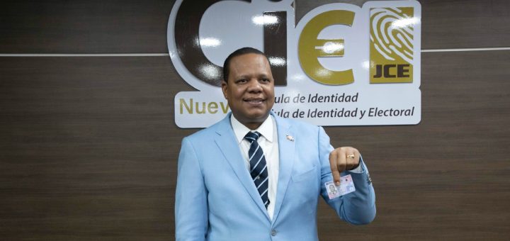 El director ejecutivo de Pro Consumidor, Eddy Alcántara, exhibe su nueva cédula de identidad electoral.