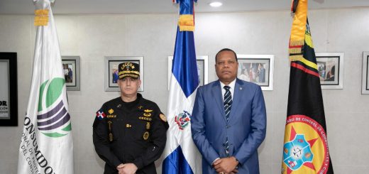 El director general del CECCOM, general de brigada del Ejército, Orlando Jerez Espaillat, y el director ejecutivo de Pro Consumidor, Eddy Alcántara.