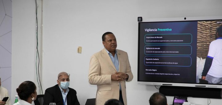 director ejecutivo eddy alcantara ofrece conferencia en la UASD