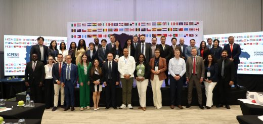 El presidente saliente del ICPEN y director ejecutivo de Pro Consumidor, Eddy Alcántara, junto a decenas de titulares de agencias gubernamentales de protección al consumidor de diferentes países de los cinco continentes, en la clausura de la asamblea mundial de ese organismo internacional celebrada en Punta Cana.