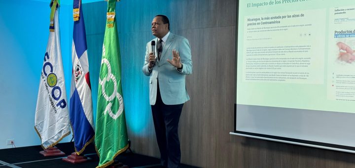 El director ejecutivo de Pro Consumidor, Eddy Alcántara, habla en la charla que dictó este jueves a directivos y miembros de la Asociación de Cooperativas del Gran Santo Domingo.