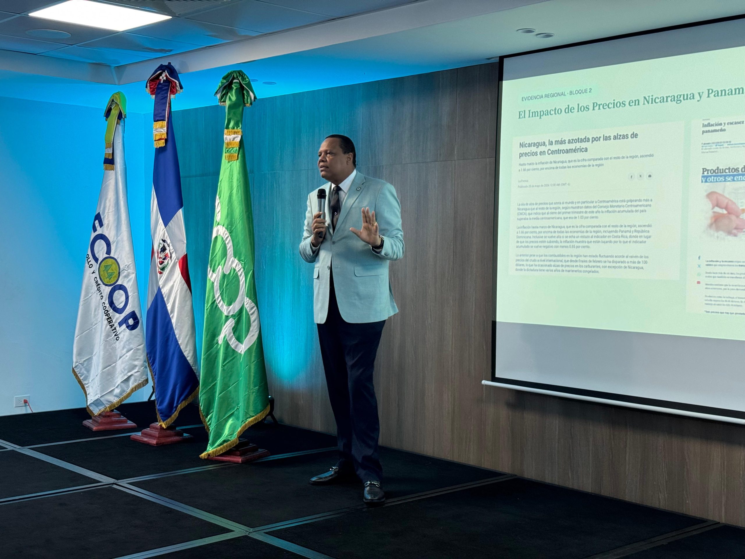 El director ejecutivo de Pro Consumidor, Eddy Alcántara, habla en la charla que dictó este jueves a directivos y miembros de la Asociación de Cooperativas del Gran Santo Domingo.