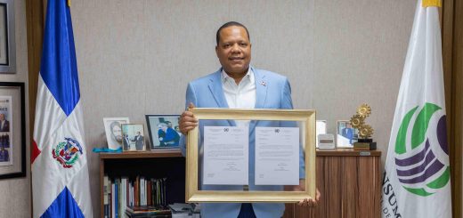 El director ejecutivo de Pro Consumidor, Eddy Alcántara, con el reconocimiento de la ONU-UNCTAD.