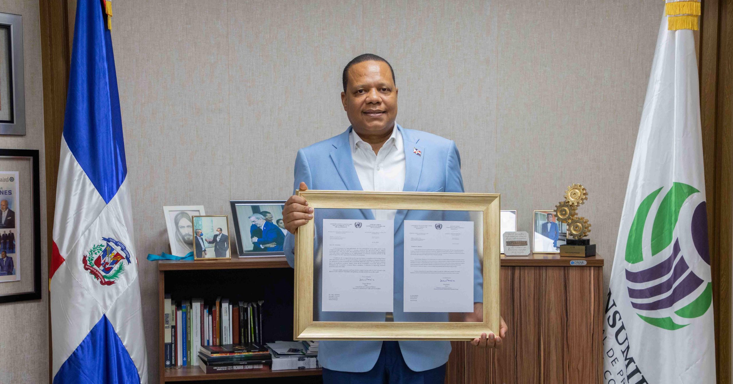 El director ejecutivo de Pro Consumidor, Eddy Alcántara, con el reconocimiento de la ONU-UNCTAD.