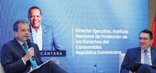 El presidente de la Defensoría del Consumidor de El Salvador, Ricardo Salazar, y el catedrático de la Universidad de Buenos Aires (UBA), Javier Hernán Wajntraub, participan en uno de los paneles del FIAGC. Detrás, una imagen del titular de Pro Consumidor, Eddy Alcántara.